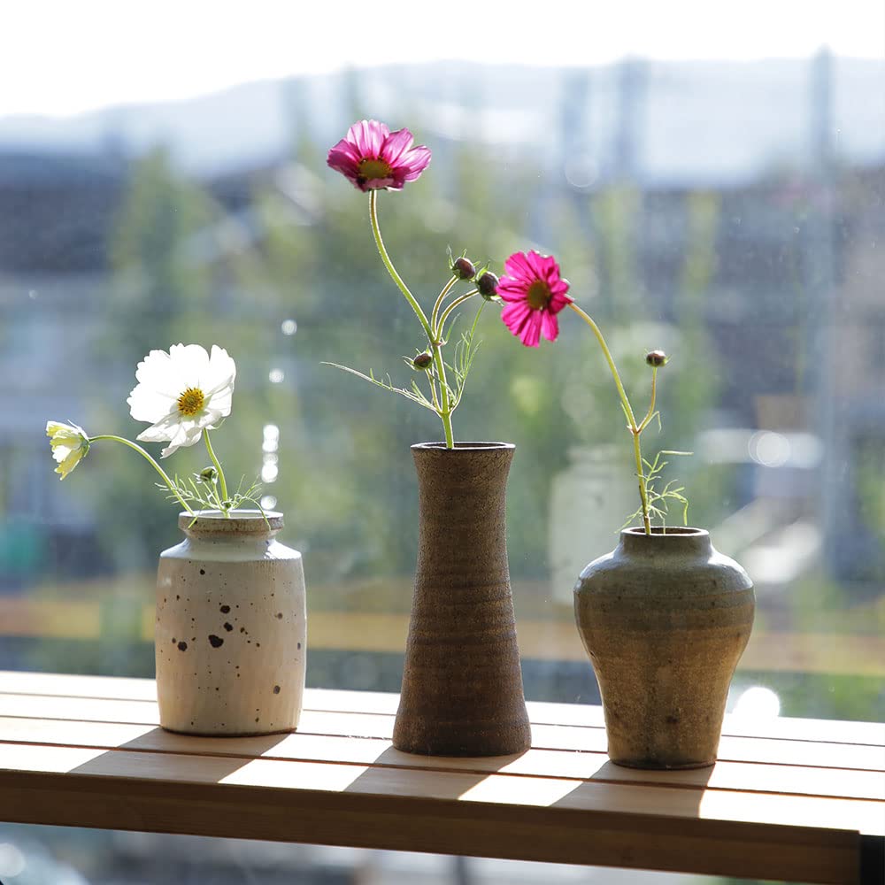 一輪挿しペア 12年前に買いました。焼きが美しいです。素朴で置き方に